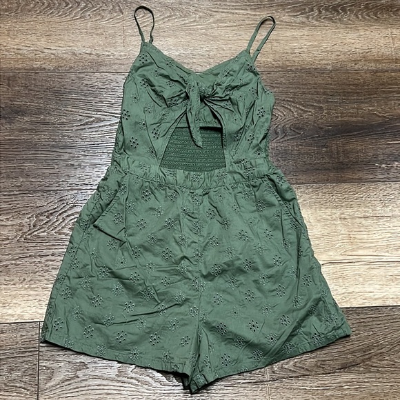 Aerie Eyelet Romper 🍀☘️ - Picture 4 of 13